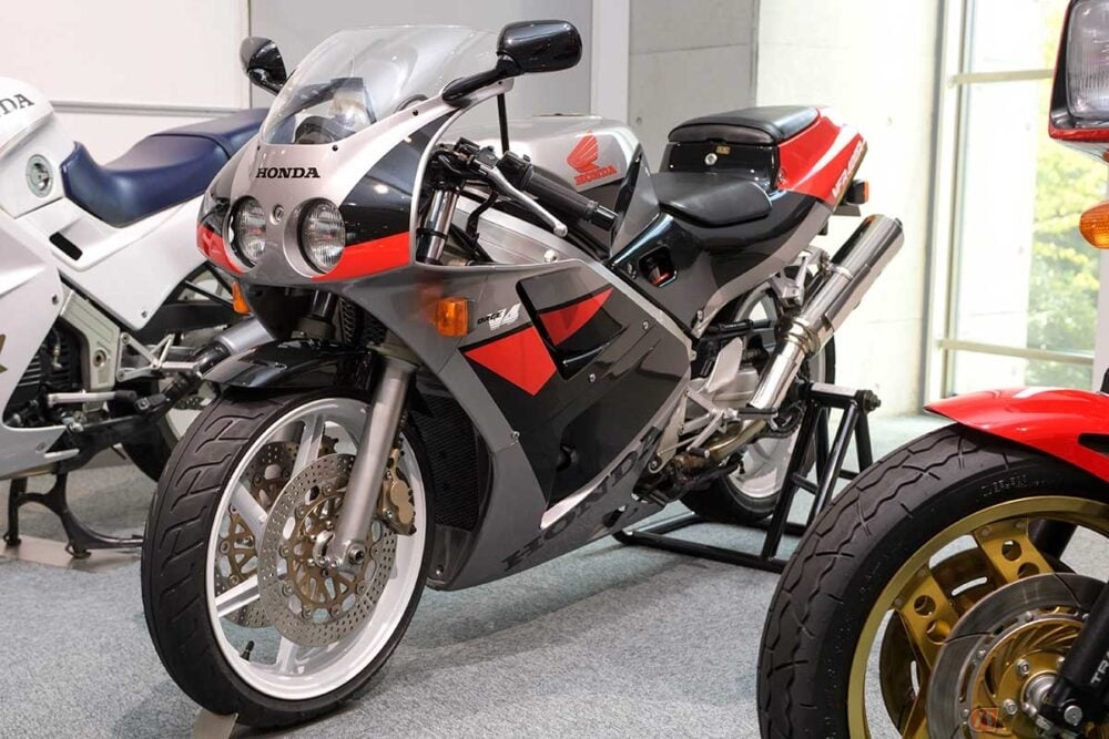 プロスペックを掲げたホンダ「VFR400R」 V4サウンドはレーシングスピリットの咆哮!!