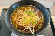 直感的にチョイスした「ピリ辛ネギ醤油ラーメン」は王道の味　関越道「三芳PA」