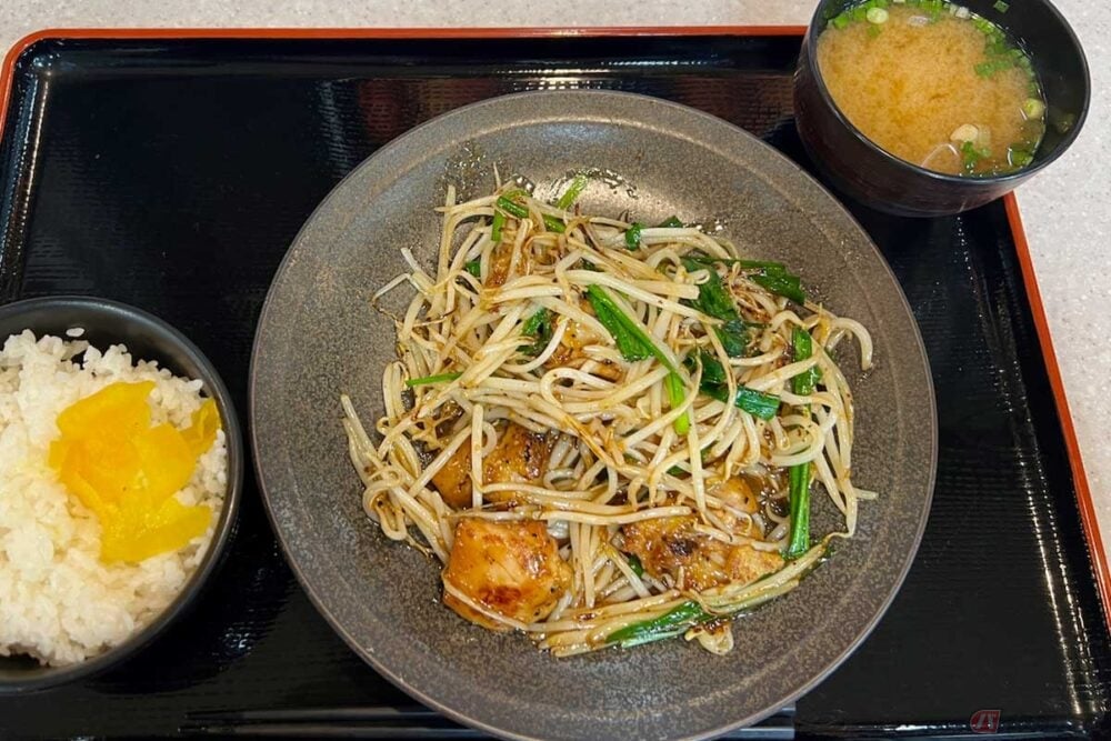 「山賊もやし炒め定食」はパンチの効いた味濃いめ！　東関道「湾岸幕張PA」