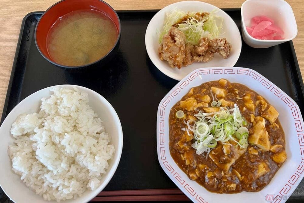 麻婆豆腐に唐揚げも付いてお得な気分に　バイクで行く高速道路グルメ　東名高速「鮎沢PA」