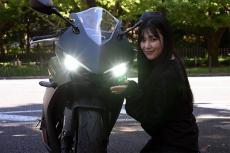 違反じゃないの？ たまに見かけるヘッドライトが黄色いバイクの謎