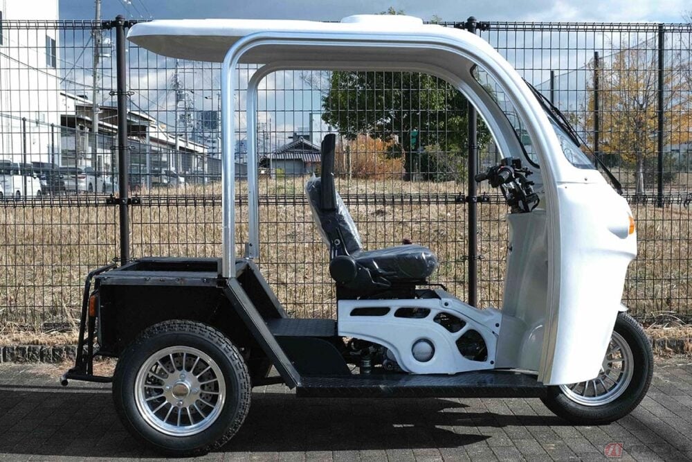 普通自動車免許で乗れる３人乗りトライク「AP Trikes125」の派生モデル「ST TRIKES125」登場!! 同価格で販売