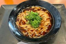 超えてほしくない「一杯1000円の壁」　新名神「甲南PA」の「ミニマル黒ラーメン」に満足　バイクで行く高速道路グルメ