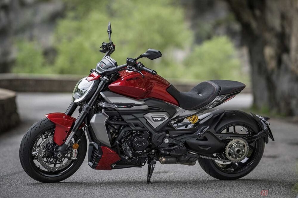 マッチョな外観からは想像できない機敏な一台!! V4エンジン搭載