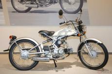 レトロなのか近未来なのか？ ホンダの50cc原付「ソロ」は斬新な