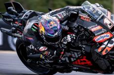 アルパインスターズのMotoGPヘルメット・レーシングサービス担当者に