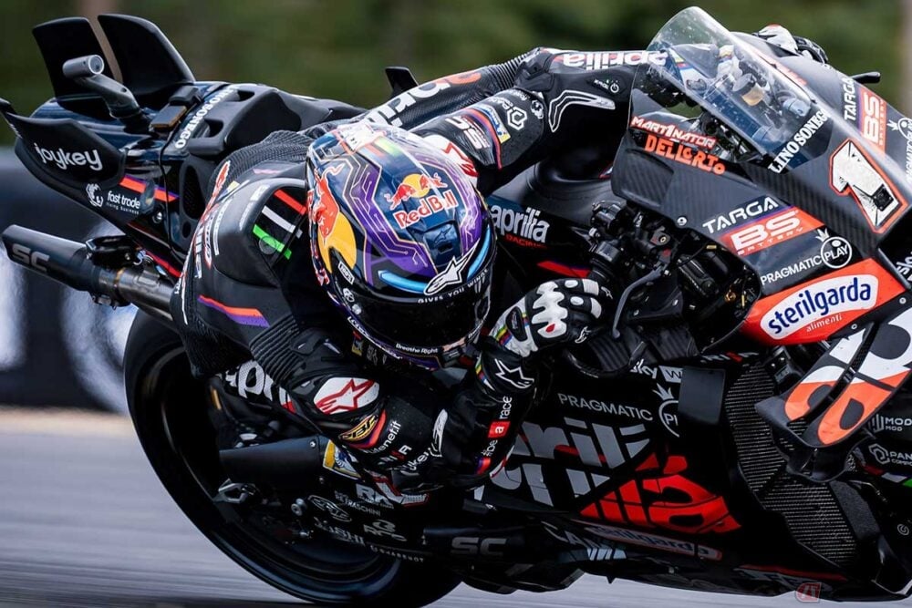 アルパインスターズのMotoGPヘルメット・レーシングサービス担当者に