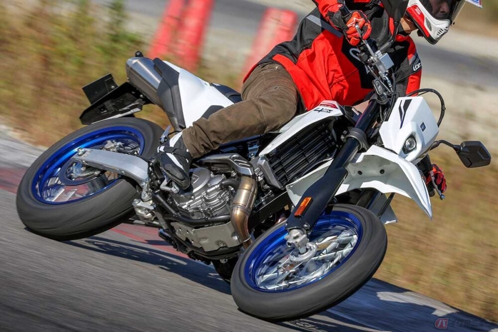 スズキ新型スーパーモト「DR-Z4SM」は本格派だけどフレンドリー!? 優れ