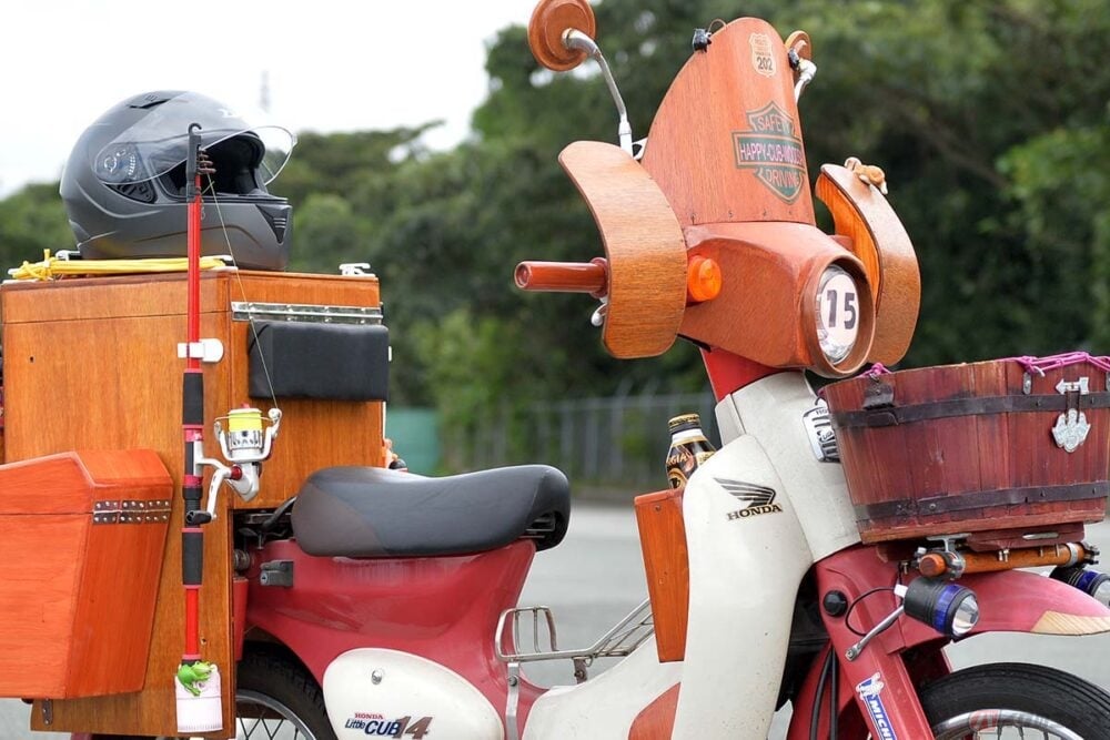 ウッディーなツーリング仕様に大変身したホンダ「リトルカブ」!! 切る