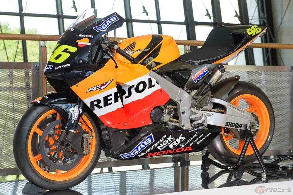なぜV型5気筒エンジン!? MotoGP初年度を圧倒的な強さで制したホンダ