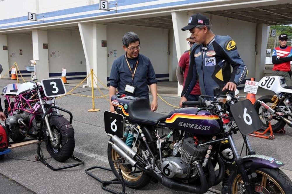 カワサキの2ストマシン「750SS」2台でクラシックバイクレースに参戦