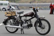 ホンダ「スーパーカブC100」をさらに旧車的魔改造!! 誰もが感じる