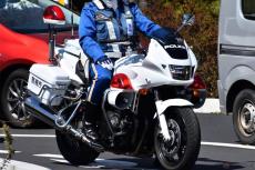 まれに見かける「白バイコスプレおじさん」……これって違反にならないの