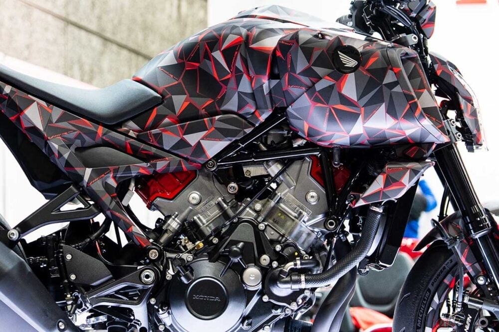 ホンダ「”世界初”電動過給器付きV3エンジン搭載車」日本初公開!! 「V3R