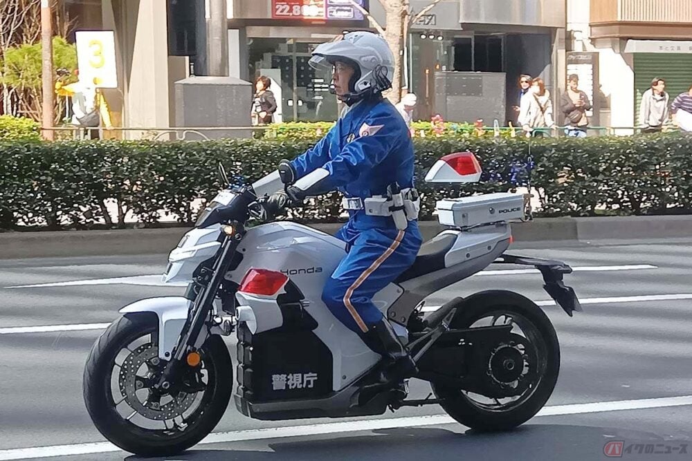 激レアな「0」のナンバープレートを装着したAT限定普通二輪免許で運転