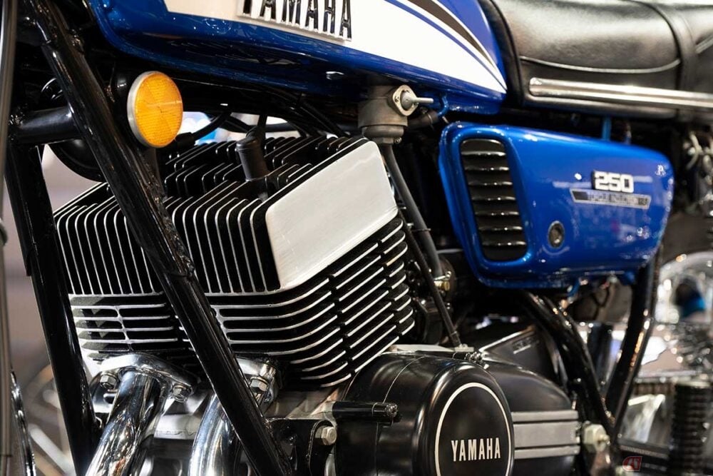 空冷2ストロードスポーツの決定版!? ヤマハ「RD250」が採用した独自の