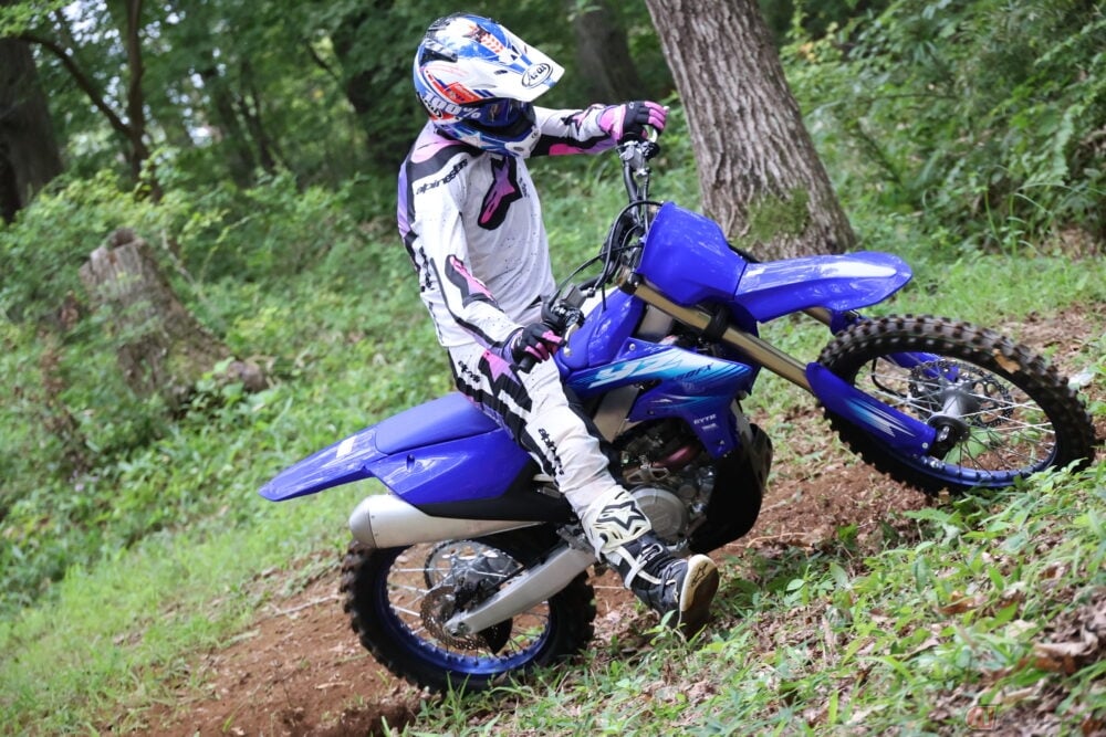 ライダーを“疲れさせない”方向へ ヤマハ「YZ」シリーズのフラッグ