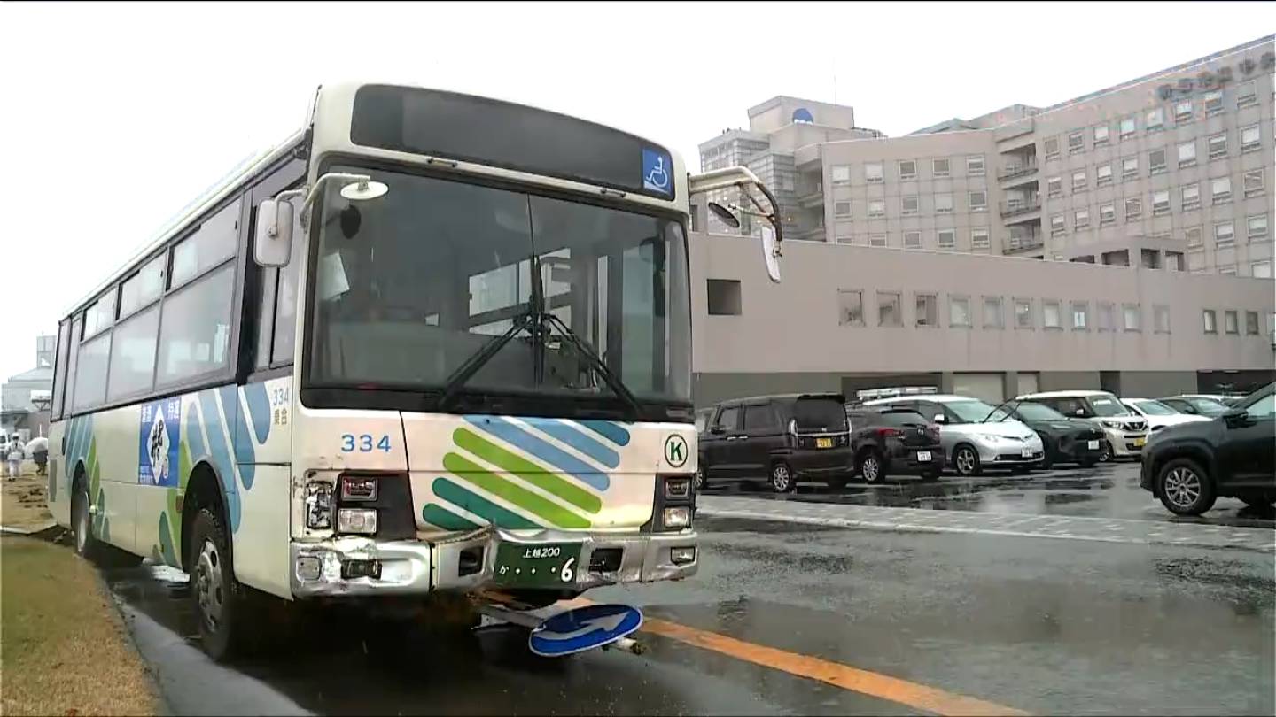 病院で路線バス暴走「運転手の意識がはっきりしていない」との情報も 駐車車両13台に次々と衝突　新潟・上越市