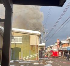 商店街2棟燃える火事　遺体は火元に住む行方不明の80代男性と判明　死因は一酸化炭素中毒　新潟・魚沼市