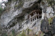 「無事に帰れますように…」断崖絶壁、険しすぎる岩肌にスッポリ建てられた“ナゾの神社”…高知県の山奥で“想像を絶する”参拝をしてきた