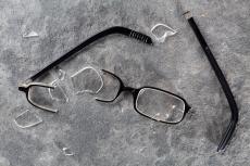 小学生がモップで先生の眼鏡を破壊する事件も…少子化なのに「校内暴力」が右肩上がりの理由【データ有り】