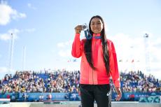 ビキニの上からシャツを羽織り…パリ五輪スケボー・銀メダルの開心那（15）のセンスがずば抜けていたワケ〈身長20cmアップ〉