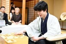 藤井聡太が劣勢に陥り、扇をポトンと取り落とす…将棋ファンも見たことがない“衝撃のワンシーン”――青木るえか「テレビ健康診断」