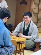 「えっ、食べながら考えていたの？」先輩棋士を驚かせた、藤井聡太王座のタイトル戦直後の“フル回転”