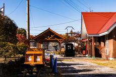 62年前に地図から消えた“幻の高原列車”を追う 軽井沢〜草津温泉を結ぶ廃線跡はほとんど消滅、しかし林の中には…