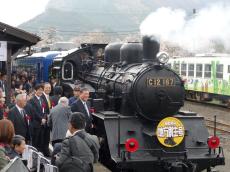 「西へ東へ鉄道移動」旅する政治家が素顔を見せた記者懇談《東大教授・牧原出が読み解く》