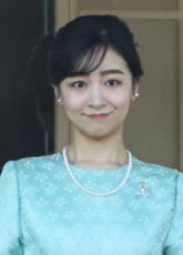 愛子さま（23）はクリーム色のロングドレスで…歌会始の儀で見えた佳子さま（30）の孤愁と「天皇家の団らん」