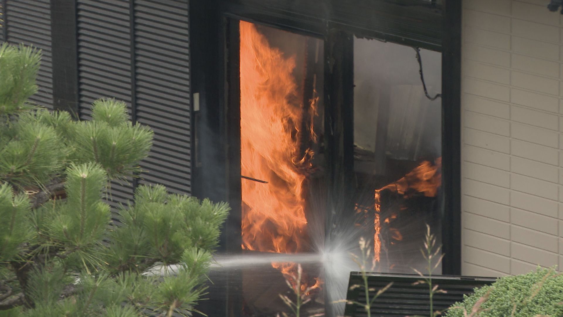 緊迫の消火活動をカメラが捉える　天井まで真っ赤な炎に包まれ…　2階建ての住宅は全焼　愛知・清須市