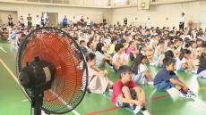 名古屋市の小学校で終業式　熱中症対策グッズを身につけて参加する児童の姿も