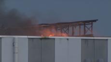 無人の工場で火災　近くの住人から通報　鉄骨2階建ての2階と屋上が焼ける　愛知・津島市
