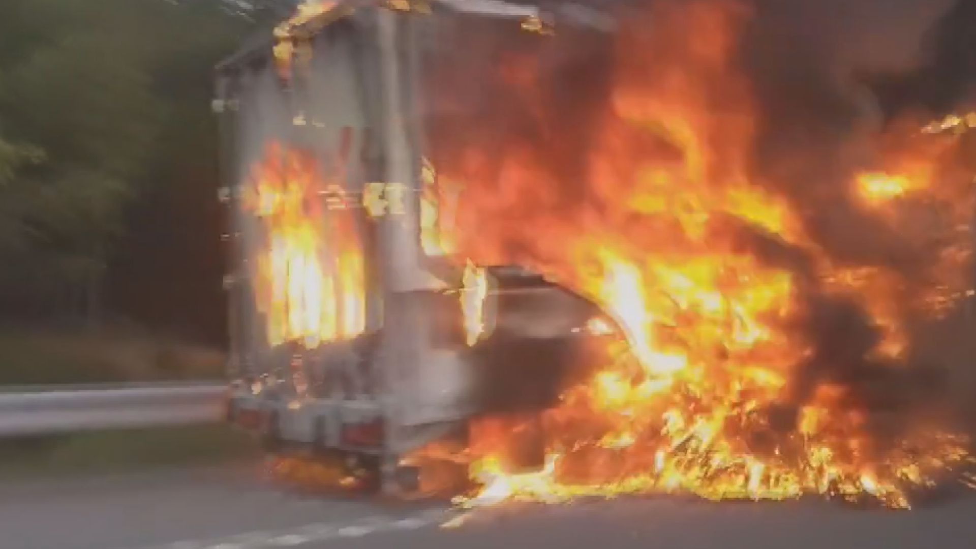 高速道路上でトラックが炎上 新東名の岡崎東IC～新城IC 車両火災のため通行止め