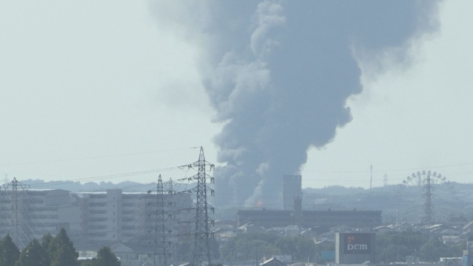 空を覆いつくす“激しい黒煙”「倉庫が燃えている」と近隣住民から通報　愛知 豊橋市