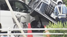 37歳女が運転の車が事故避けようと歩道に乗り上げる　信号待ちの自転車と衝突し自転車の74歳男性が死亡