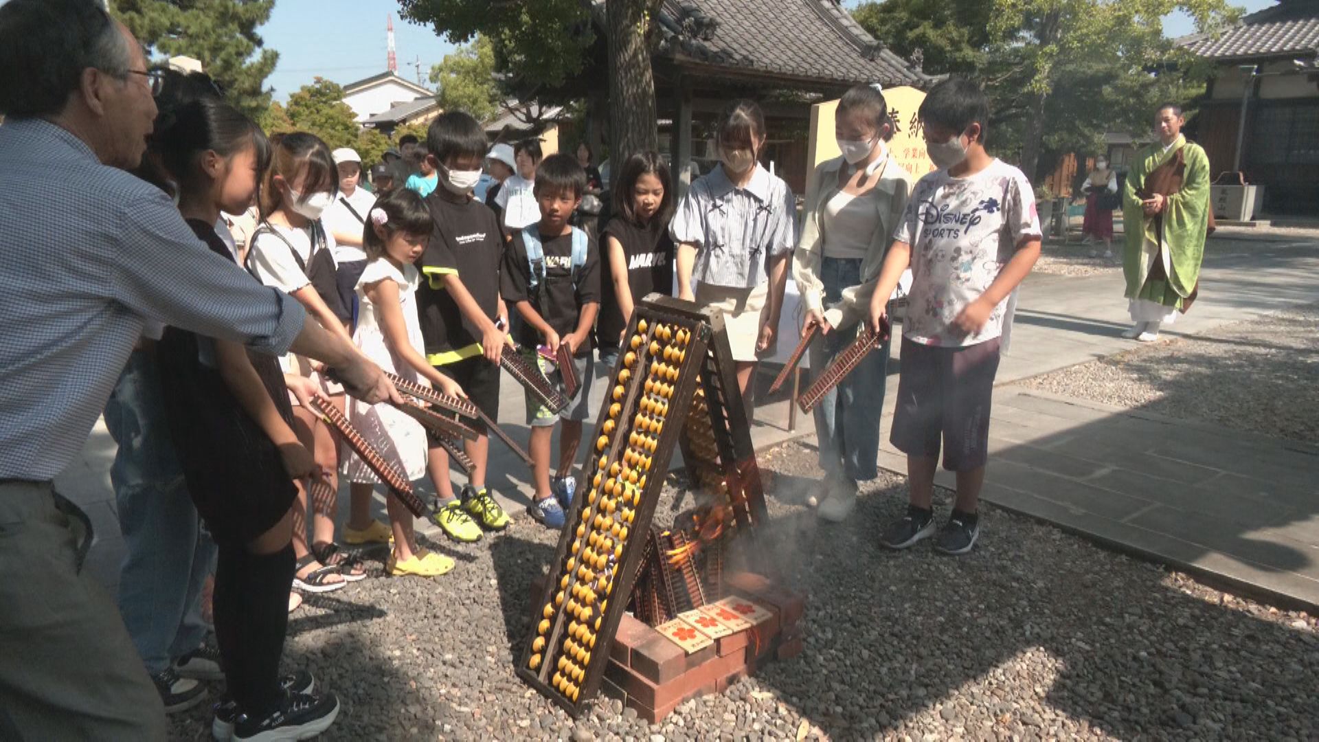 8月8日はパチパチ→｢そろばんの日｣　供養祭で子どもたちが読み上げ算を奉納　愛知・碧南市