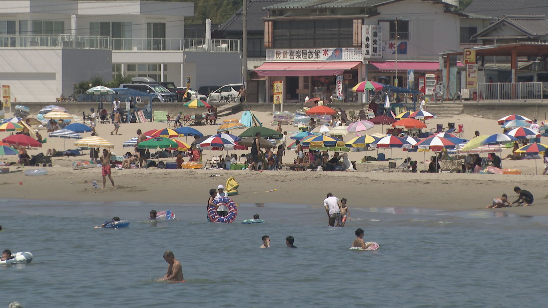 海水浴場の賑わいは「例年の半分以下」砂浜の整備費用も"高騰"で有料化も!? 三重では臨時情報の中で再開したビーチが