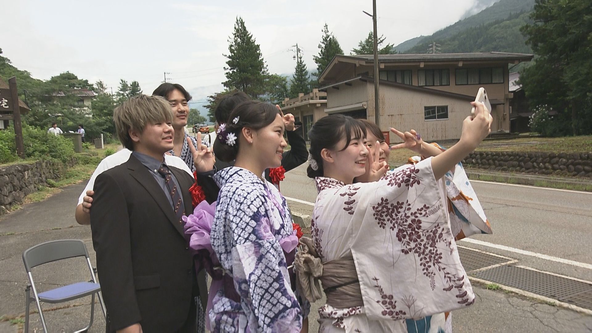 ｢二十歳を祝う会｣お盆の帰省に合わせて…豪雪地帯の白川村で浴衣姿の若者9人が出席　合掌造りの前で記念撮影も 岐阜