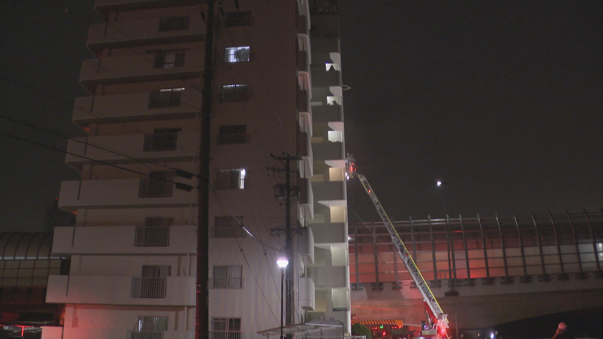 未明のマンション火災　住人をはしご車で救出　炎と煙で一時騒然