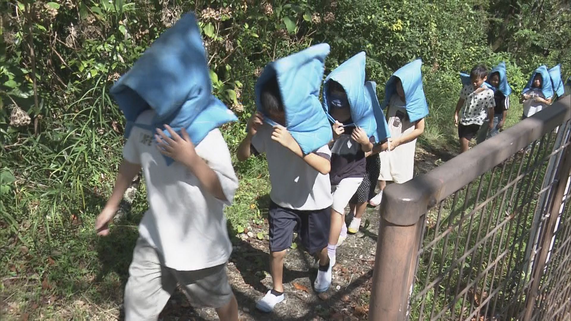 南海トラフ地震を想定　小学生が約10分で裏山へ避難　三重・尾鷲市の小学校で避難訓練