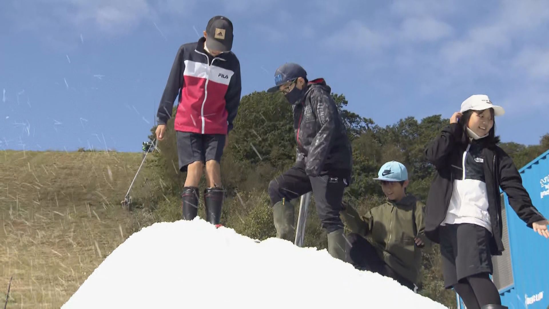 スキー場に日本初の「新型造雪機」 従来の1.5倍 1日30トンの“人工雪”が出来る！小学生が雪遊びを体験　岐阜・郡上市