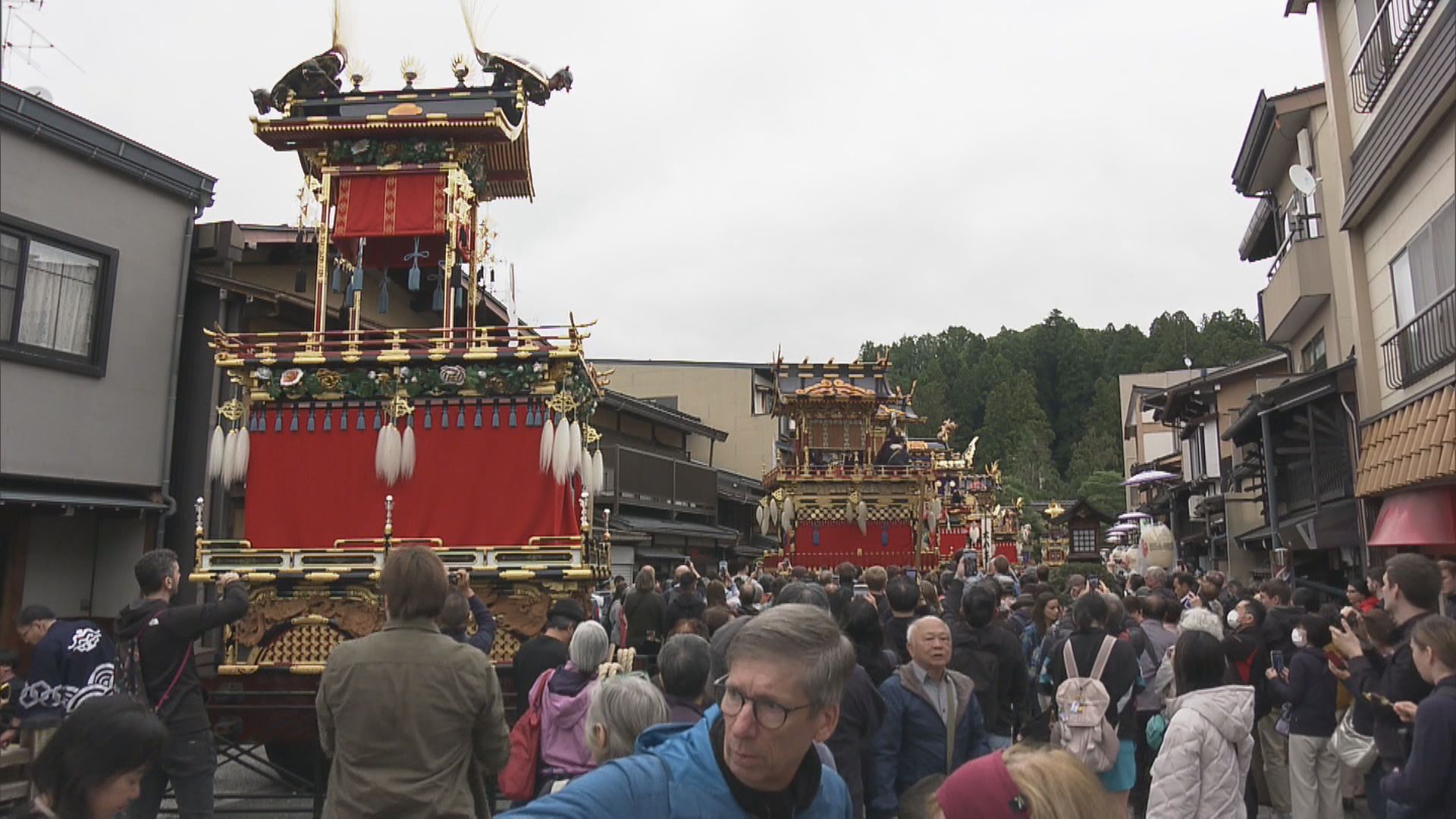 「秋の高山祭」始まる　豪華絢爛な祭屋台の曳き揃えは…天候不良で予定より約2時間遅れ