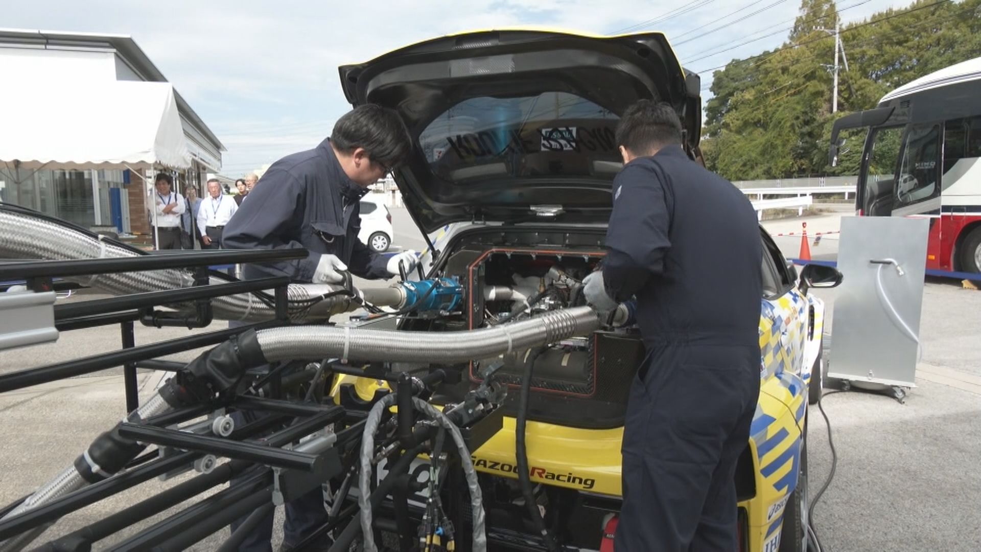 ”液体水素”をラリーカーに充填 トヨタ自動車などが水素ステーションで国内初の実証実験