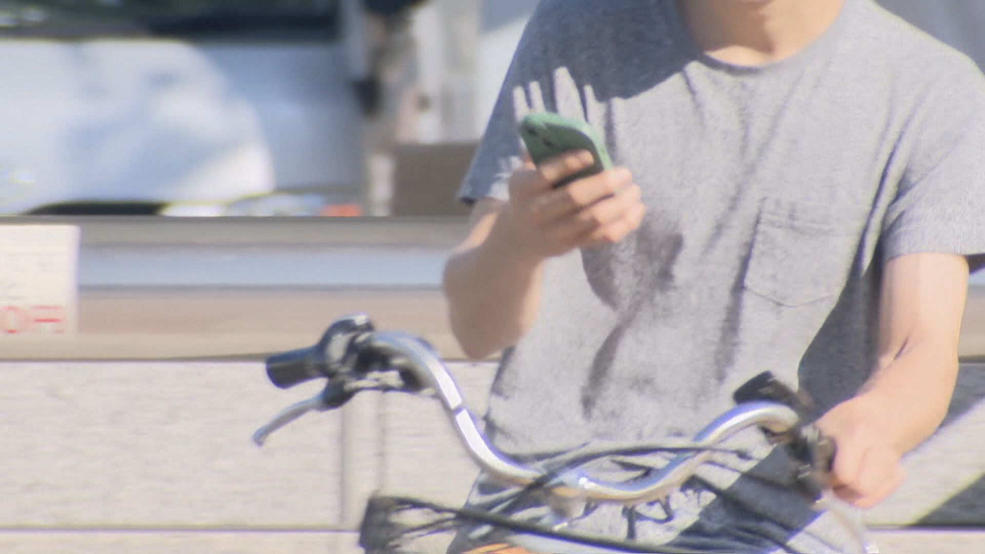 自転車の“ながら運転”厳罰化　手で持ったスマホを注視すると6か月以下の懲役または10万円以下の罰金