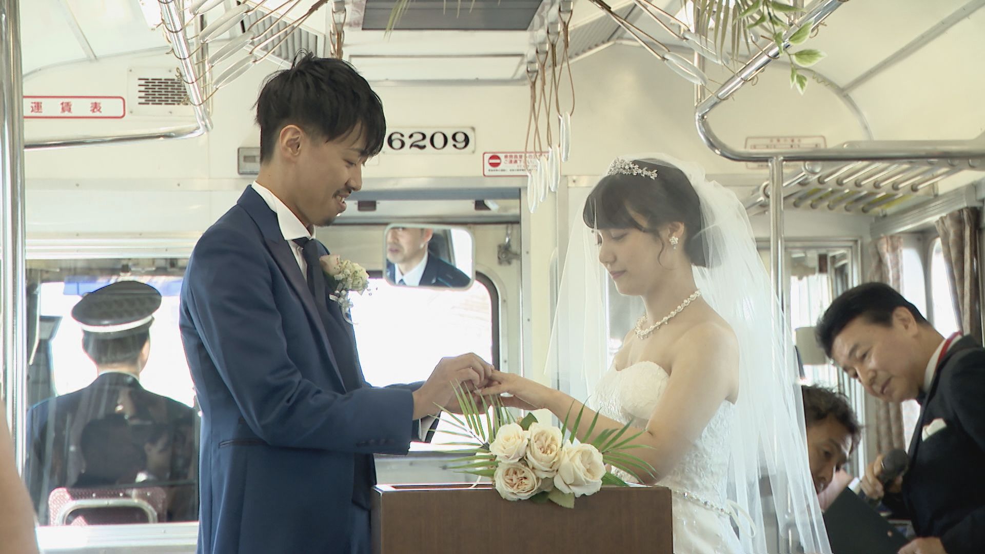 名古屋鉄道の車両内で結婚式　新郎新婦が揺るぎない愛を誓い親族・友人が祝福　