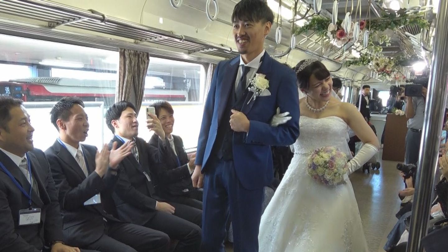 走る列車の中で結婚式　金山～名鉄岐阜の片道約50分を貸し切りで　新郎「大好きな電車で式を挙げられて幸せ」