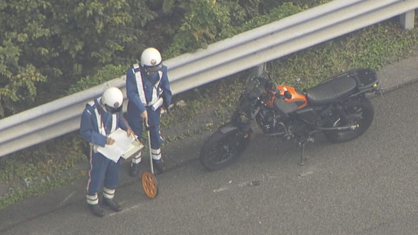 バイクの男性が死亡　名神高速道路で大型トレーラーなど3台が絡む事故　警察は30代～40代とみられる死亡した男性の身元確認進める