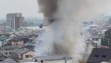 激しく白煙が…住宅で火事　両隣の家にも延焼　火は約2時間後に消し止められる　愛知・岡崎市